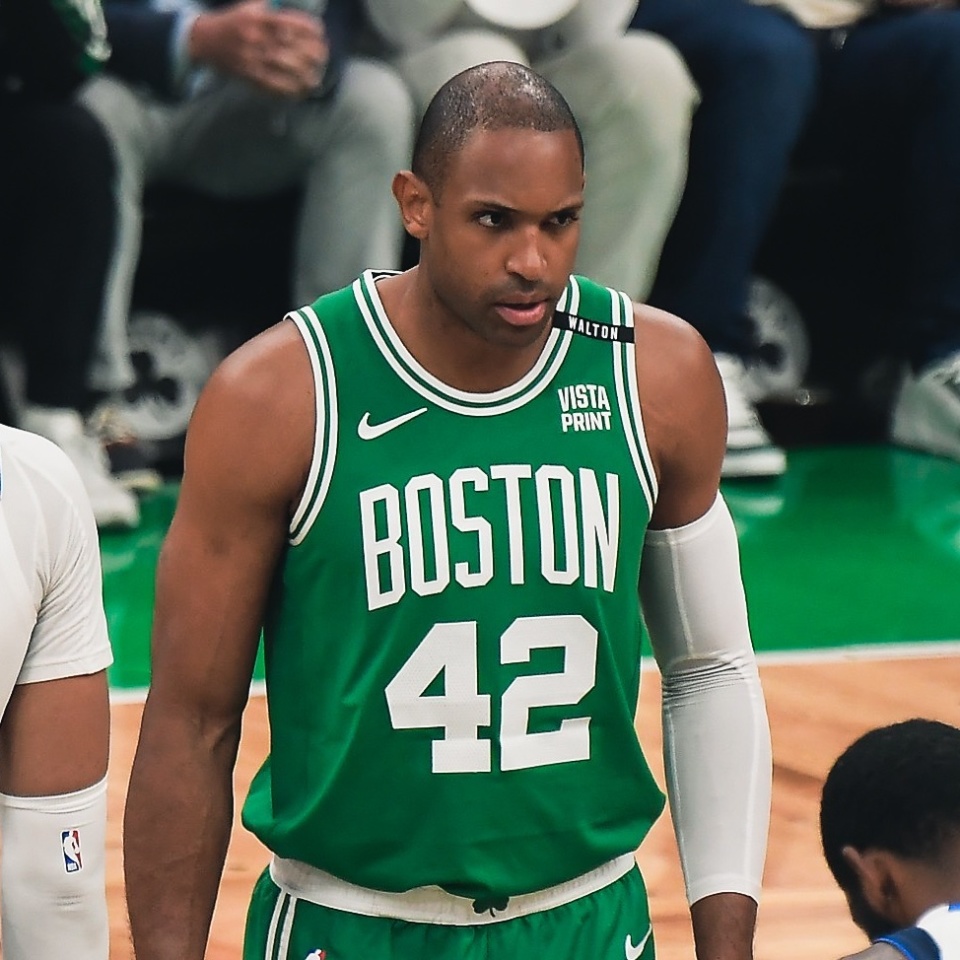  比赛规则变更引发热议！，塔图姆在独行侠比赛中反败为胜全场沸腾不已